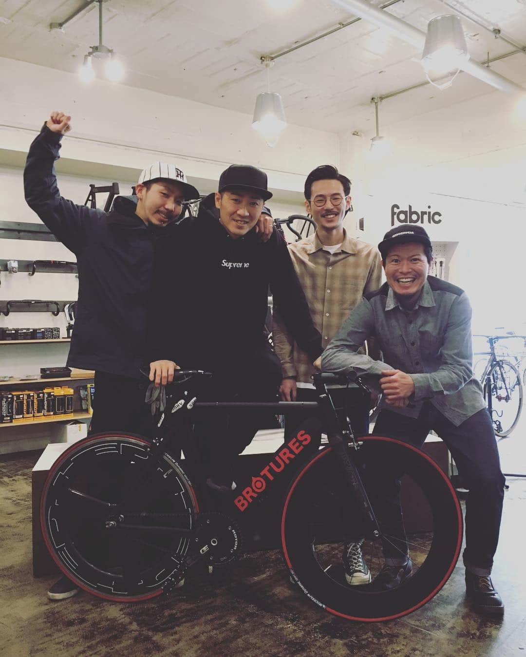 西岡剛のインスタグラム：「ブローチャーズのスタッフのソウスケ、ジュンキ、 アユムいつもサンキュー😜#阪神タイガース #西岡剛 #FIXEDBIKE#BROTURES @brotures @_a_yu_mu_」
