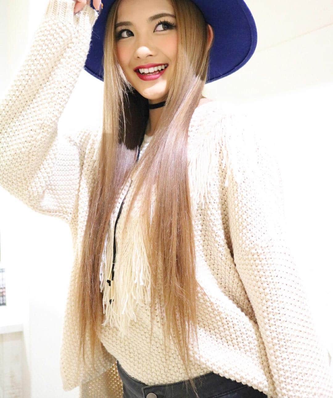 カレンさんのインスタグラム写真 - (カレンInstagram)「安定のアッシュベージュ💇🏼💞 プレミアムトリートメントのおかげで、この長い地毛も維持できてます･:*+.\(( °ω° ))/.:+ ほんとにビックリするほどサラサラになるからね✨ 担当 ケンさん @ken11rollen Photo by  @soga_youhei_rollen_gm 💈ROLLEN ☎️03-6805-1536 @rollen_official #hair #hairstyle #haircolor #hairsalon #beauty #salon #Rollen #harajuku #Japanesegirl #me #smile #makeup #美容室 #ローレン #カラー」3月2日 16時49分 - cjd_karen