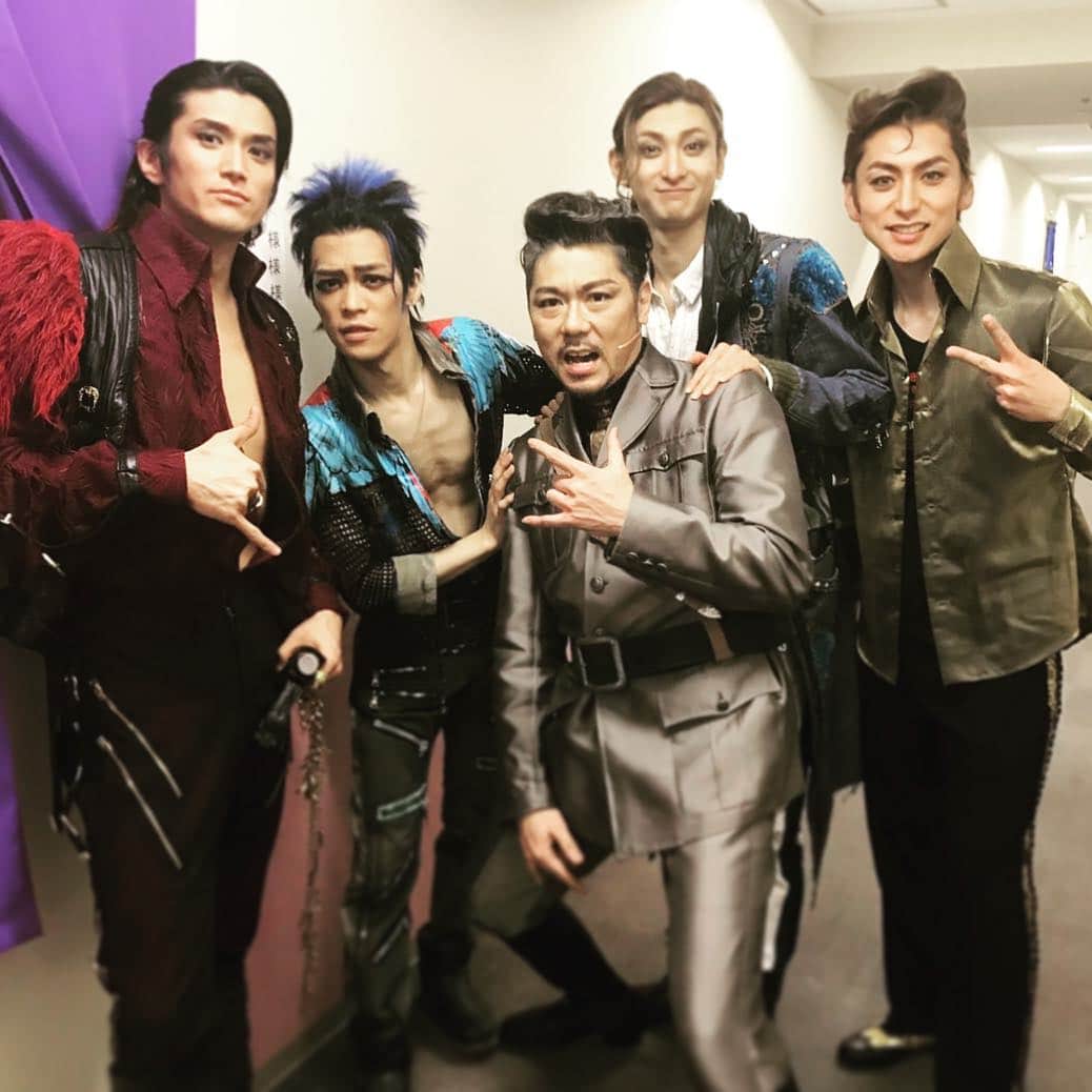 川久保拓司さんのインスタグラム写真 - (川久保拓司Instagram)「今日も公演が終わり、ミュージカル『ロミオ&ジュリエット』大阪公演も残すところあと4回！ ヒタヒタと千秋楽が近づいてくる足音が聞こえるような…。 ラスト4公演、川久保集中！！ #ロミオとジュリエット#岸祐二#渡辺大輔#古川雄大#小野賢章#ミュージカル#舞台#大阪#梅田芸術劇場#romeoandjuliet#shakespeare#musical#act#actor#japan#japanese」3月2日 17時44分 - takuji_kawakubo