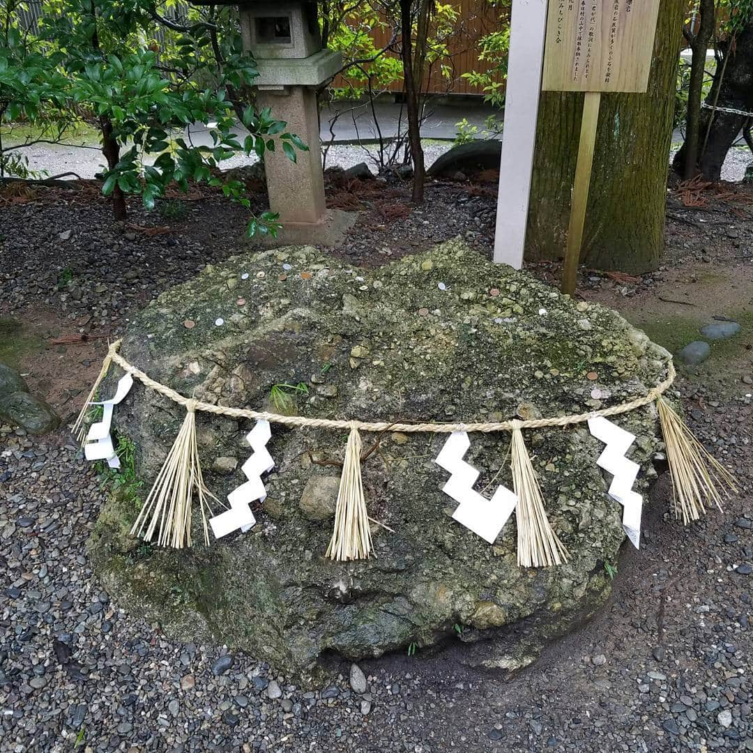 山名文和さんのインスタグラム写真 - (山名文和Instagram)「伊勢神宮と猿田彦神社に行ってきたんや。 たから石とさざれ石はえげつない二大パワーストーンなんや。 待ち受けにする人がいるくらいやで。 三枚目の写真説明するで。 猿田彦神社の境内の真ん中に古殿地っていう方位石があるんや。 そこには干支が刻まれてる。 自分の干支んとこに手のひらをぐっぐって跡が付くくらい押し付けて願い事したら叶うって言われてるんや。 皆ももしよかったら行ってみてな。 願い事したか？ってか。 もちしたがな。 なにをや？ってか。 言うたら意味あれへんがな。 はっはっはっ。 またゆっくり、しゃべろうや！！ またな！  #伊勢神宮 #内宮 #外宮 #天照大御神 #猿田彦神社 #猿田彦大神 #山名 #山名今関係あれへん #はっはっはっ #佐瑠女神社 #天宇受売命 #芸の神様」3月2日 18時03分 - fumikazu_yamana