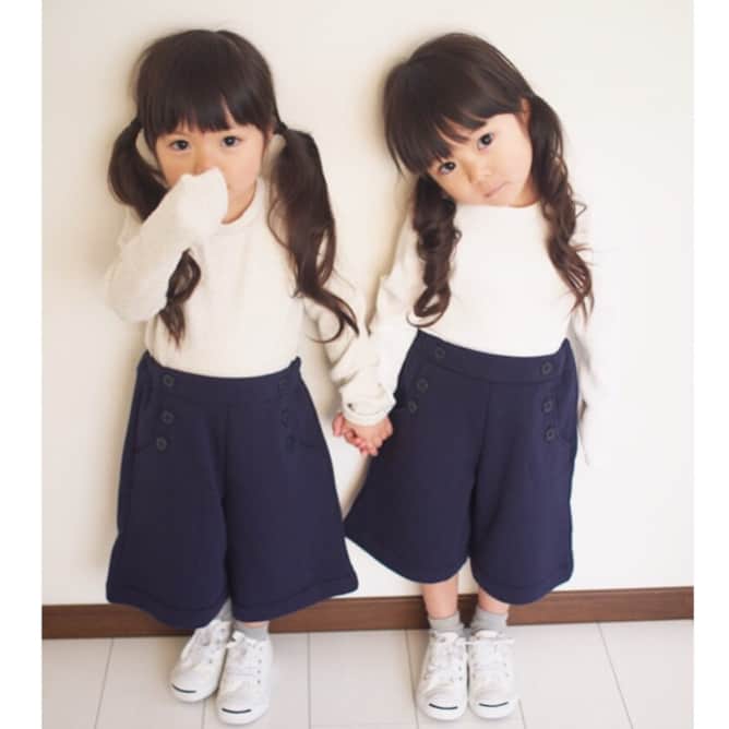 Yukiさんのインスタグラム写真 - (YukiInstagram)「今日は双子ちゃんがお着替えをしているところを見ていたら、 ママ、だいじょうぶたよー。２人でなんとかするから👍と、とっても心強い事を言ってくれました😂✨ 双子ちゃん同士で手を貸し合っててなんだか微笑ましかったです♡  今日みたいな黒っぽい服は新鮮かな〜(o^^o)  1〜3枚目のリブレギンス& 4枚目のリブトップス は  @mydays0908 さんで予約受付中。 リブレギンスは今年っぽくてすごくかわいい💕  bag⇨ @seedoek  #yukikuuクーポン で詳細載ってます🤗」3月2日 21時33分 - yukikuu96