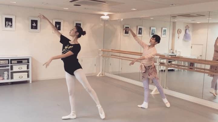 岩崎志保のインスタグラム：「. Movie ver.🎥 (トゥシューズのぎこちなさが拭えない…) 身体硬くて思うように動かなくて表情も固め。笑 久しぶりにちょこっと踊れて楽しかった！！ #lilacballethouse  #バレエ #バレリーナ #渋谷区のバレエ教室 #PR #身体が喜ぶカラダ作り」