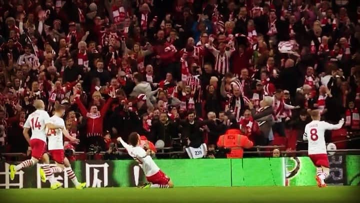 のインスタグラム：「Knee Slide Celebration ‪🇬🇧🔴⚪🙌🏼 #saintsfc 😇」