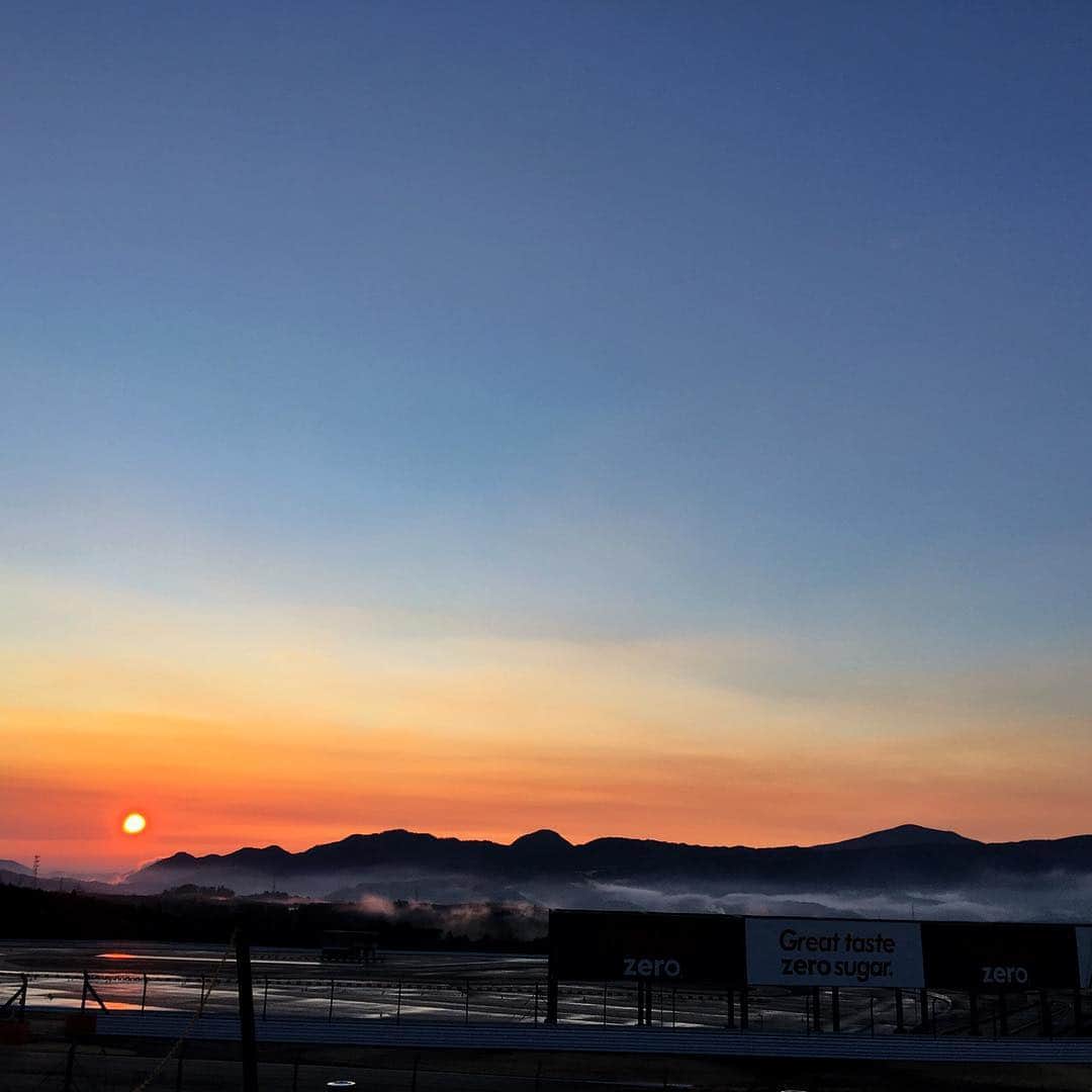 平中克幸さんのインスタグラム写真 - (平中克幸Instagram)「おはようございます。富士スピードウェイからの日の出。今日も1日が始まりました。  #日の出 #富士スピードウェイ」3月3日 6時27分 - katsuyukihiranaka
