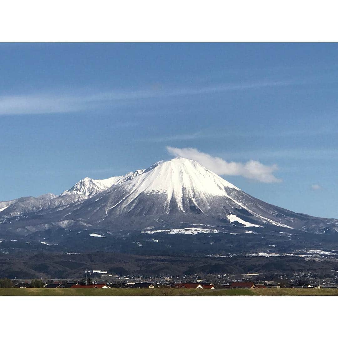 日本の国立公園さんのインスタグラム写真 - (日本の国立公園Instagram)「大山全景。 The view of Mt. Daisen. #visitjapan #nationalpark #NationalParkOfJapan #nature #snow #ｍountain #tottori #okayama #shimane #DaisenOkiNationalPark #大山隠岐国立公園」3月3日 18時02分 - nationalpark_japan