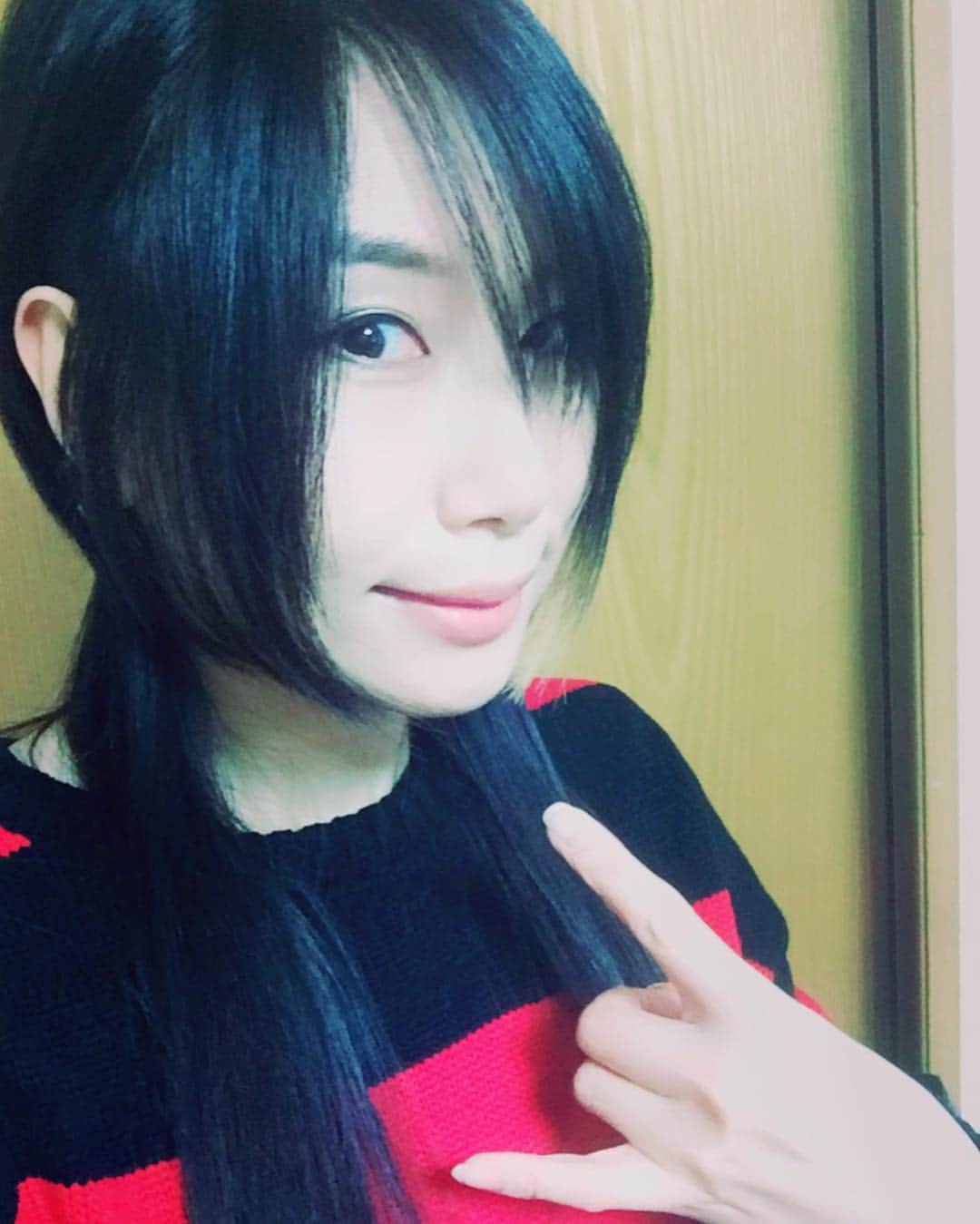 黒猫さんのインスタグラム写真 黒猫instagram 皆さんのアドバイスを参考に 前髪を作ってみました サイドも傷んできたので一旦切ってもらい 金髪部分もだいぶ残り少なくなりましたよ このまま伸ばすかどうしようか考え中です あっ 昨日の兄上の目々連
