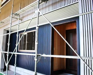 エクステリアワーク・ SKYのインスタグラム：「自社の会議室の外壁を施工しています。 #雨漏り修理 #エクステリアワークSKY #岐阜県 #愛知県 #外壁施工」