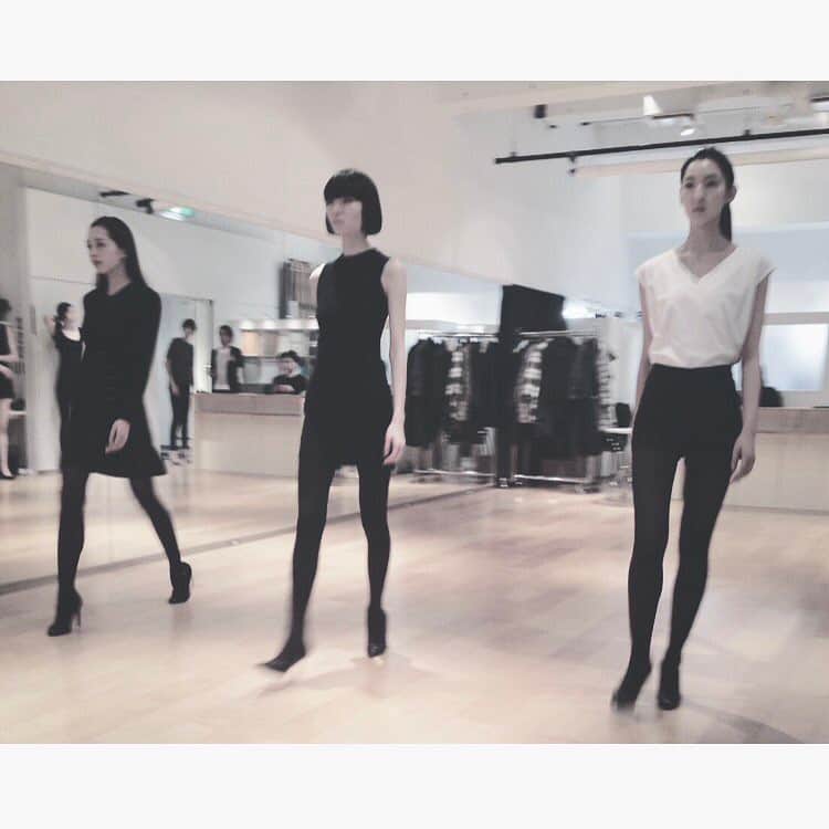 SATORU JAPAN Inc.さんのインスタグラム写真 - (SATORU JAPAN Inc.Instagram)「． STAGE Div.ウォーキングレッスンも終わり ファッションウィークに向けて調整完了です！ Model: #奥田彩花 @ayk.cocoa #KUYURI @riyukutaram #加藤紗香乃 @sakasan7 ． #ウォーキング #レッスン #ショー #ランウェイ #海外進出 #東京コレクション #コレクション #モード #ショーモデル #モデル #モデル事務所 #サトルジャパン #japanesemodel #mixedmodel #internationalmodel  #modelagency #satorujapan #beauty #catwalk #runway #lesson #show #collection #paris #milano #nyc #tokyo」3月3日 15時36分 - satorujapan_official