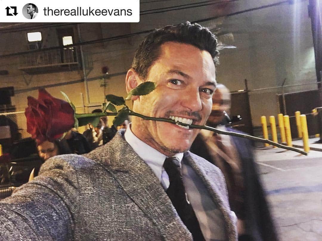 ディズニー・スタジオさんのインスタグラム写真 - (ディズニー・スタジオInstagram)「薔薇🌹が似合いすぎる！『#美女と野獣』USプレミアでのルーク・エヴァンス！  #repost:@thereallukeevans #beautyandthebeast #ルークエヴァンス #lukeevans #ディズニー」3月3日 21時24分 - disneystudiojp