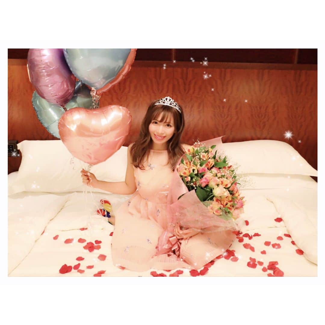 のインスタグラム：「誕生日は彼(@kosuke_0205 )が夢のようなプリンセス体験をさせてくれました👸🏼💫💗💕毎年素敵なサプライズをありがとう💋❤️❤️ . #thankyou #mybirthday #birthday #surprise #princess #balloon #flowers #fashion #lilybrown #shangrilahotel #誕生日 #サプライズ #プリンセス #ありがとう #幸せ #花 #シャングリラホテル #恋人カメラマン #彼目線」
