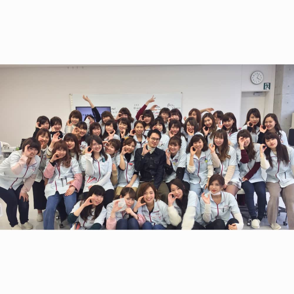 ryo kitamuraさんのインスタグラム写真 - (ryo kitamuraInstagram)「" SHISEIDO GAKUEN "  昨日は資生堂学園様で講師をさせて頂きました。 一年生のクラス40人×３クラス たくさんの若い感性を見る事が出来ました🤓  資生堂学園の先生方、生徒様、そしてネイルパートナーの松永さんありがとうございました💅🏻🌿 #nail #gelnail #SHISEIDO #tsubaki #ryokitamura #ryokitamuraaoyama #love #北村亮」3月3日 22時41分 - ryo_kitamura