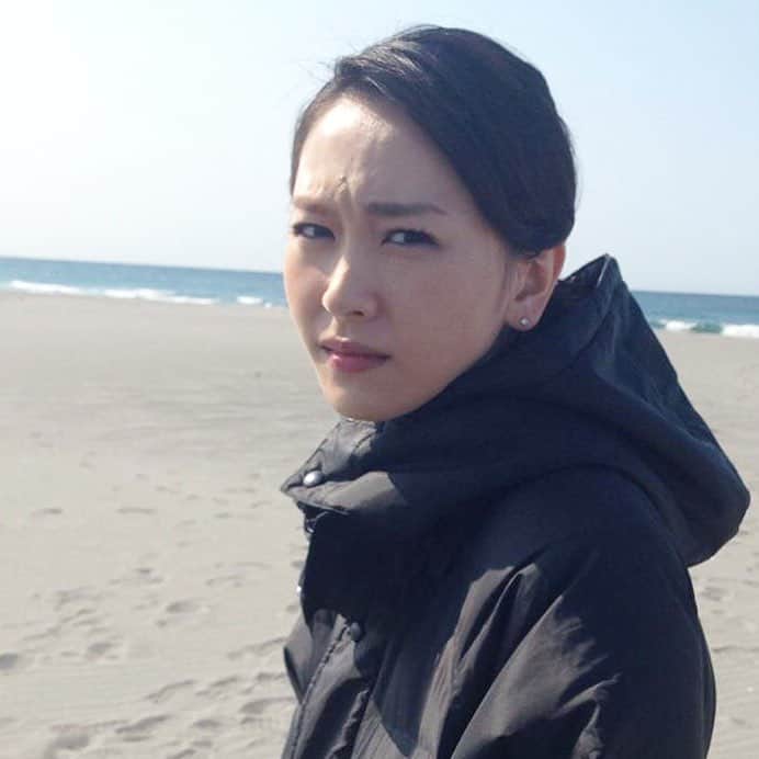 新垣結衣 ファンページのインスタグラム：「' 怒った顔も。 ' (再投稿👏🏻) ' #新垣結衣#ガッキー#yuiaragaki#かわいい#かっこいい#大好き#黒#海#cute#cool#love#black#sea#귀여워」