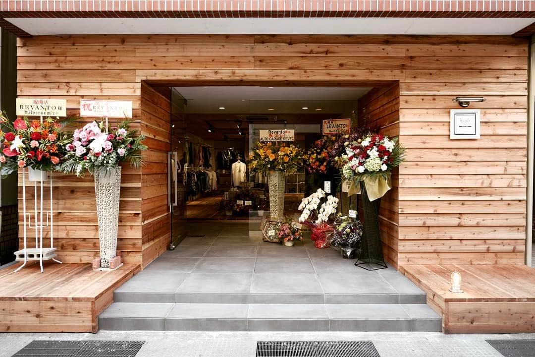 石川涼のインスタグラム：「VANQUISH金沢店に7年勤めていた隣達也が「Revanto」というお店を片町にオープンしました。取扱いは#VANQUISH.#BlackbyVANQUISH.#VANQUISHCITY.#LEGENDA.#FR2.になります。VANQUISHは基本卸をしていないのですがレヴァントでは取扱いしています。内装は自分達で作ったそうです^ - ^金沢の皆さん是非覗きに行ってあげてください。片町交差点からすぐです。  Revanto(レヴァント) 石川県金沢市片町1-3-31粟倉1F 080-4258-1331 定休日 水曜日  #Revanto#kanazawa」
