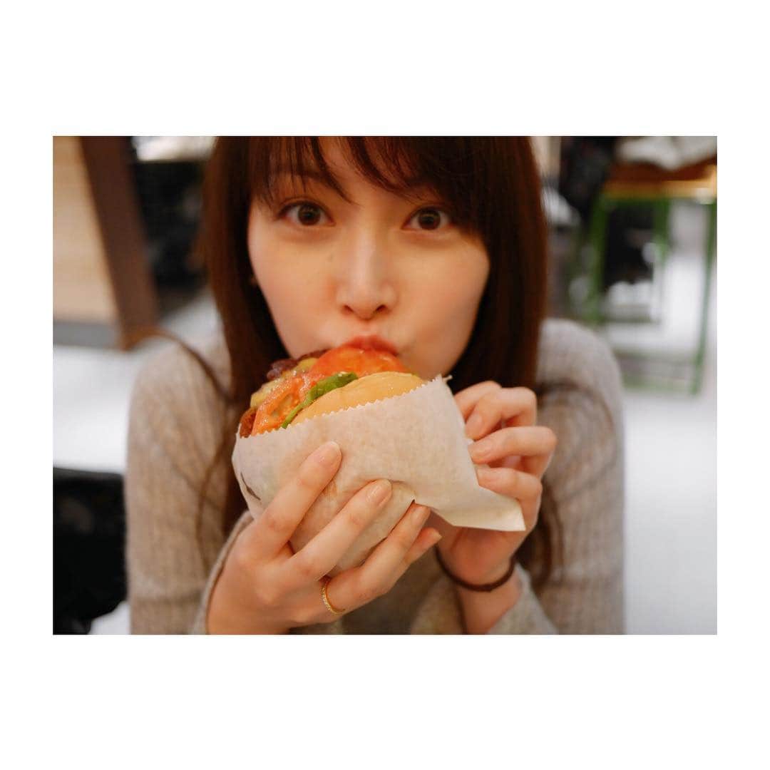 佐藤めぐみさんのインスタグラム写真 - (佐藤めぐみInstagram)「初シェイクシャックにわくわく。意外とあっさり味にびっくりの巻。うんうん。おいしー。#もちろん完食#チーズのっかってるポテトも食べた#ふふふ#shakeshack#naturalbeef#hamburger#進化していますね。🍔#もぐすけ photo by @shihori_kanjiya 大好きな人、信頼している人に撮ってもらうと、自然なありのままの自分で写れます。ありがとう。」3月4日 18時26分 - meguuuuusuke