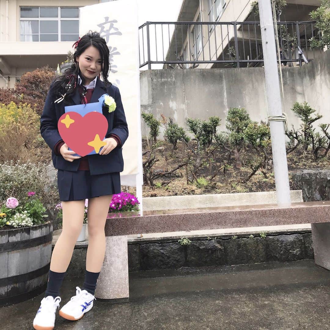 深沢あかりのインスタグラム：「先日、高校を卒業しました🌸 卒業式当日は可愛いヘアセットも、、🌹 思い出が詰まった高校を卒業するのは寂しいし、今も実感がない〜😢 ３年間ありがとう🌸 #卒業 #高校」
