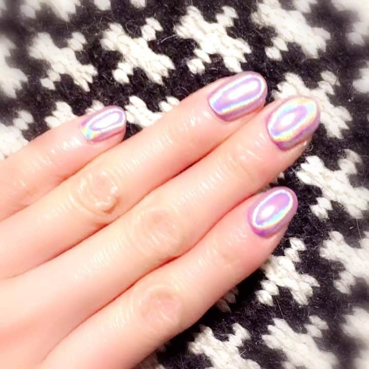 名倉かおりのインスタグラム：「ネイル変えたー❤️ #ミラーネイル #ユニコーンネイル #nail #ネイル #ワンカラー #単色 #キラキラ大好き #当分やめられない #ネイルアート #ジェルネイル #短めネイル  #ネイル動画 #ホログラフィック #めっちゃ海外ドラマの音が入ってる  #メンタリストってやつ #hulu #お世話になってます」