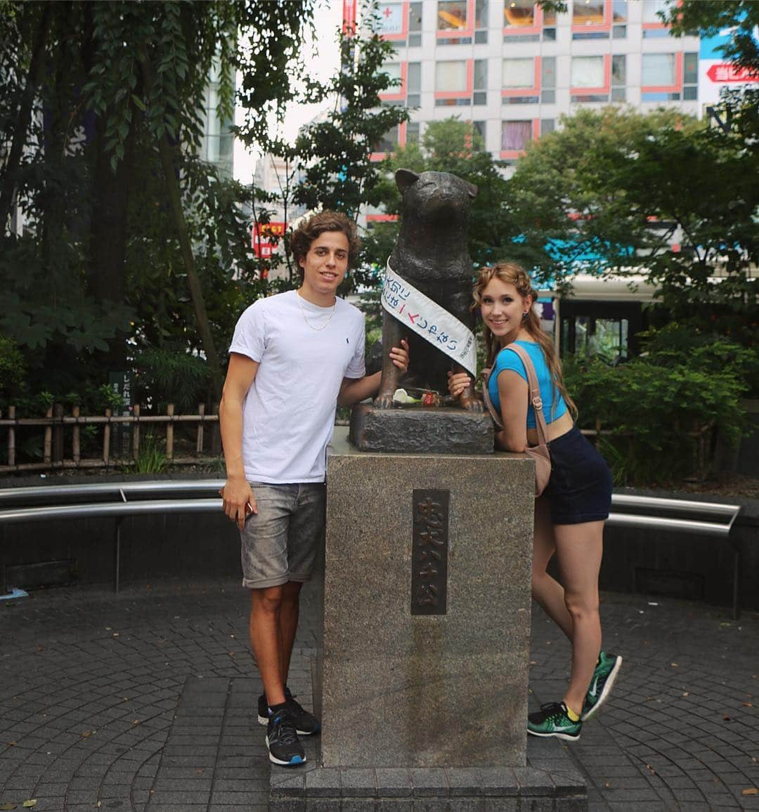 アンジェリーク・アバチキナのインスタグラム：「#tb to our JGP in Japan 🇯🇵 #Hatiko statue  #japan #tokyo #shibuya #visitjapan #nike」