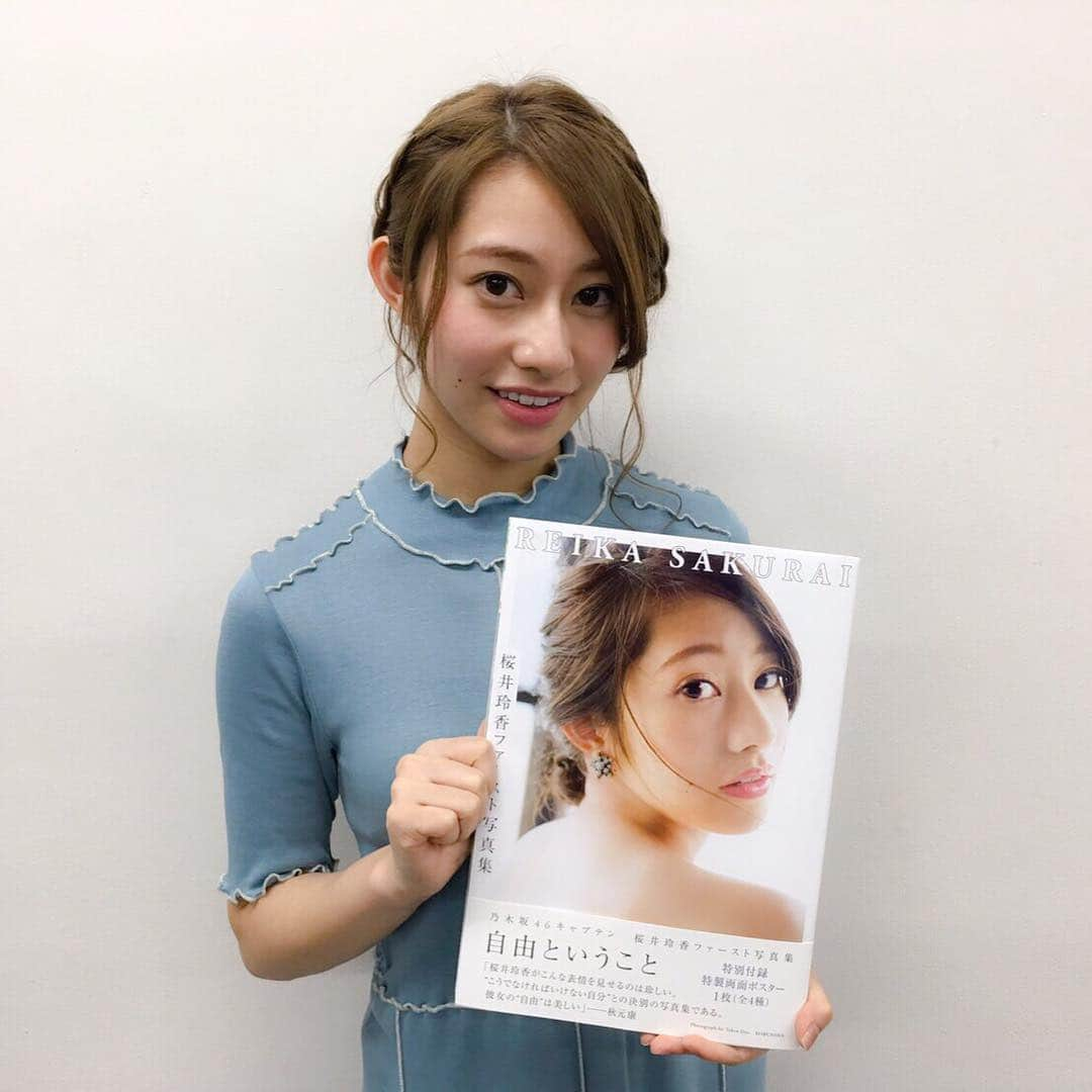 桜井玲香さんのインスタグラム写真 - (桜井玲香Instagram)「今夜はもう一つ嬉しいご報告！  桜井玲香さんの写真集の見本が出来ました！ そして、見本を桜井さん本人に昨夜渡すことが出来ました^ - ^ 実際に完成した写真集を手に取り、とても喜んでくれました！ 皆さんへのメッセージもいただきましたので、本日日曜日中にアップしたいと思います。お楽しみに^ - ^」3月5日 0時37分 - reika_sakurai_kobunsha