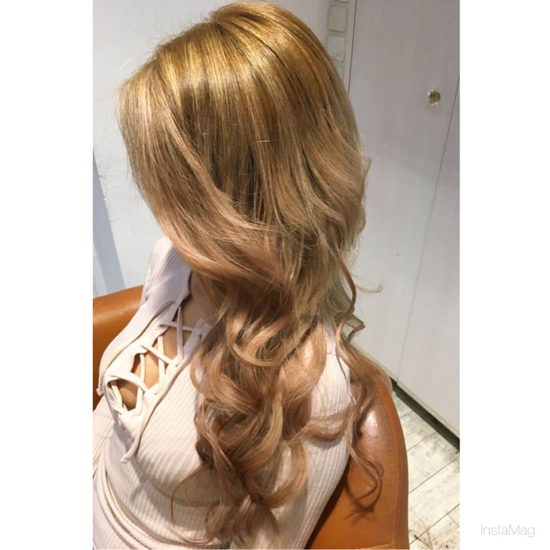 はるたむのインスタグラム：「ちょっと前に変えた New Color💋  最近暗めにしてたから 今回は明るめで ミルクティーベージュに✨  Rollenで担当は @ken11rollen さん👼 予約の際にはるたむの紹介と 伝えると割引になるよ💕 . . #new #hair #hairstyle #haircolor ##treatment #美容室 #表参道 #rollen #ミルクティーベージュ #ミルクティーカラー #gal #ヘアカラー #ヘア #外国人風ヘアカラー」