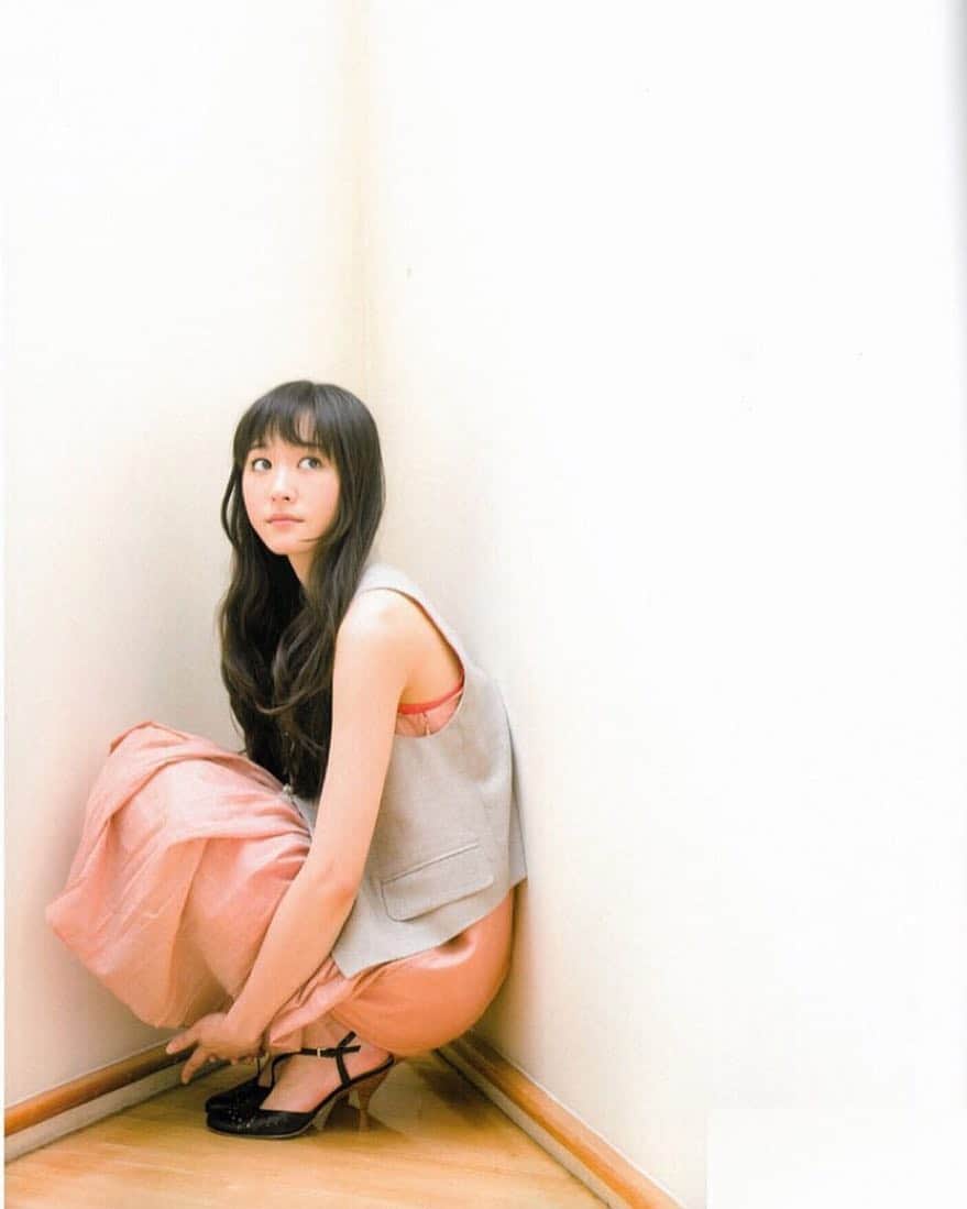 新垣結衣 ファンページのインスタグラム：「' 新垣さんすみっこぐらし ' #新垣結衣#ガッキー#yuiaragaki#かわいい#大好き#ワンピース#ピンク#ファッション#おしゃれ#ロングヘア #cute#love#onepiece#pink#fashion#longhair#귀여워」