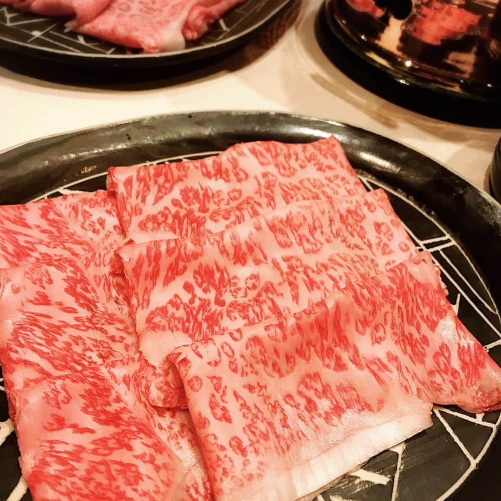 石塚つきみのインスタグラム：「豚しゃぶが好きだったけど、最近牛しゃぶの美味しさも感じてきた✨✨ ＊ 20歳過ぎたあたりから味覚が変わってきたみたいで🤔💭 いろんなものを美味しい！って思うようになれて幸せ💓 ＊ 前菜のホタテちゃんも美味でした😇 ＊ ＊ #飯テロ #お肉 #しゃぶしゃぶ #瀬里奈 #瀬里奈本店 #ほたて #yummy #loveit #roppongi #六本木」