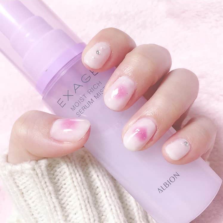 choa_officialのインスタグラム：「白のネイルにふわんっと広がるようにピンクのポイントが可愛いショートネイル♡薬指だけのハート型♪さり気なく置かれたパールとスワロもポイントです♡流行りのチークネイルでトレンドもおさえててとっても素敵なデザインです♡ _  photo by @ykk.122 _  今をときめく貴女の投稿、ぜひご紹介させていただきたいので、フォローお待ちしてます♡→@choa.jp  #choa_jp#今をときめくあの人から学ぶ #ネイル #nails #ショートネイル #shortnails #チークネイル #cheeknail #白 #ホワイト #white #ピンク #pink #ハート #heart#like4like #followme」