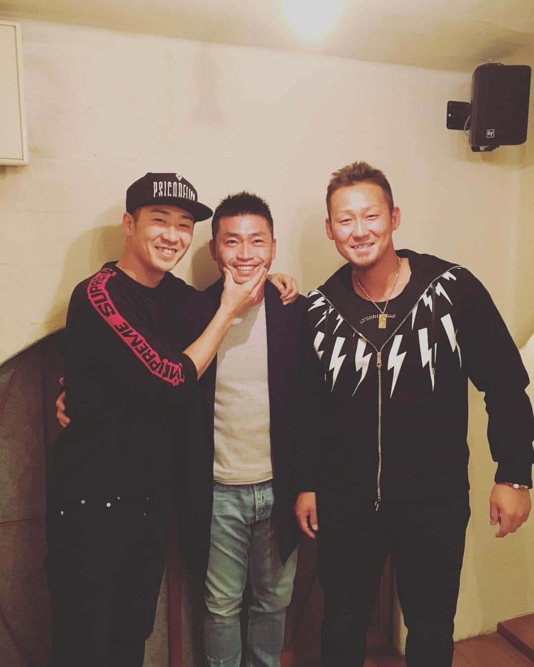 西岡剛のインスタグラム：「昨日の夜ご飯は#WBC戦士 との会食😁 僕が顔をムニってしてる方は先輩で#メジャーリーガー#青木宣親選手 です。ノリさんとの関係はまたゆっくりと説明します😜 その横は#中田翔選手 です。 もともと翔と予定を組んでて、会話の中でノリさんに可愛がってもらえと伝えたら、オーラありすぎて近づけない！って言うから。 そらそうやなと思い😅 #食事 にノリさんが来てくれました。 ノリさんと#野球 、#トレーニング について話しをしてもらい、また刺激を受けました。 メジャーリーガー青木選手と同じユニフォーム来て戦える#侍ジャパン の選手は盗めるとこいっぱいあるのにスゲーな〜😱 で終わったらもったいないから翔もまた何か気づいた事があるでしょう🤗 僕が２１歳のとき#WBC で#イチロー選手 がいたのにうわ〜#イチロー さんや〜😭 で終わって振り返ればなんでもっとガツガツ盗みにいかなかったのか、あのときもっと近くでうっとしいと思われるくらい近づいていれば、何か気づけたかもわからない経緯があったから😥 代表の戦いは相手がどこであろうと厳しい戦いになるし、普段、普通にできることができなかったり、目に見えない敵もいっぱい存在する戦いなるので、ほんとに体を酷使するだろうけど最後まで戦い抜く姿を応援してます。 2人同じ時間を共にして羨ましい！ 俺は目指してるよ！ 2人が今いる場所を⚾️ #阪神タイガース #西岡剛 #ヒューストンアストロズ#日本ハムファイターズ#major」