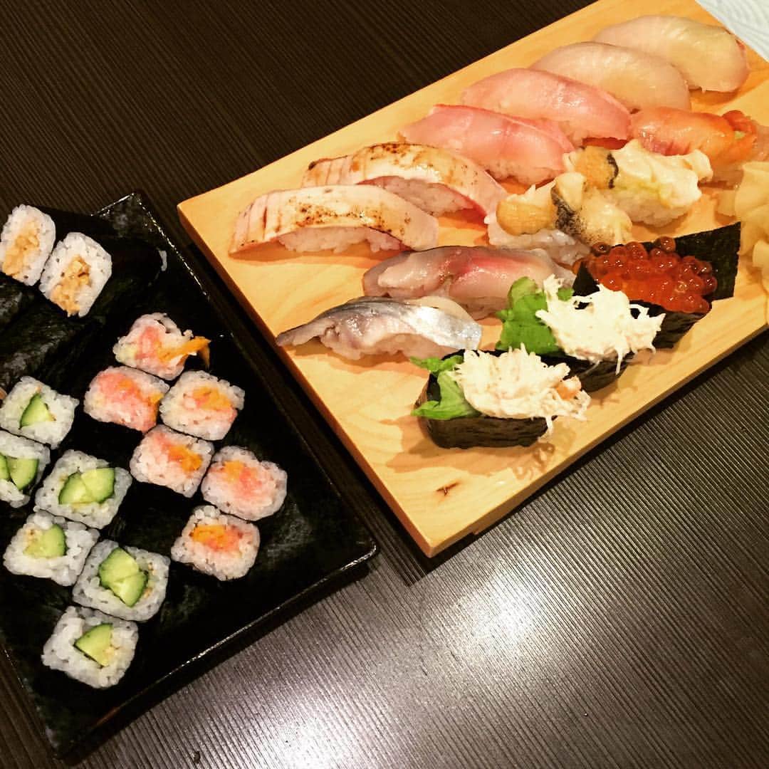 朝水柚菜のインスタグラム：「今日のばんごはんは、だいすき寿司源のお寿司🍣なんだかんだでたべに行くようになって、もう9年❗️朝までやってるから、相当お世話になってます😂💓 そしてこれからもお世話になりまーす😏笑 #寿司源 #藤沢 #大場 #お寿司 #カニサラダ #炙り中トロ #納豆巻き #お気に入り #sushi #japanesefood」