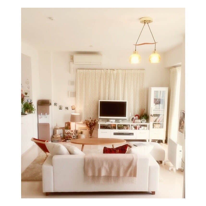 のインスタグラム：「大好きなこの部屋とももうすぐお別れ😭💦 約半年探し、ようやく住みたい家が見つかり無事契約終了🏡ってわけで急遽来月引っ越し😳 狭い六畳ワンルームからこの部屋に引っ越しできた時は、毎日嬉しくてドキドキしてた。 全てが愛おしくて、大好きな家になった。 笑うのも幸せ感じるのも泣くのも悩むのも全部この場所で思い出いっぱい。 残り1ヶ月、感謝と愛情を持って片付けて新たな場所へ進もう😭 ちなみにプロポーズもこのリビング😏💕笑 #大好きな場所#ありがとう #思い出だらけ#泣ける」