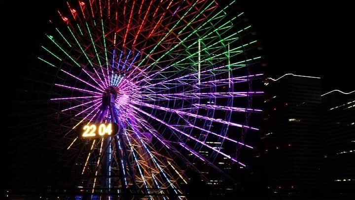 藤綾乃のインスタグラム：「. * 横浜みなとみらいの観覧車🎡💙💛💜💖 光り方が珍しくて、ついつい見入ってしまう…。 * #japan #yokohama #ferriswheel #lightup #横浜 #みなとみらい #コスモワールド #観覧車」