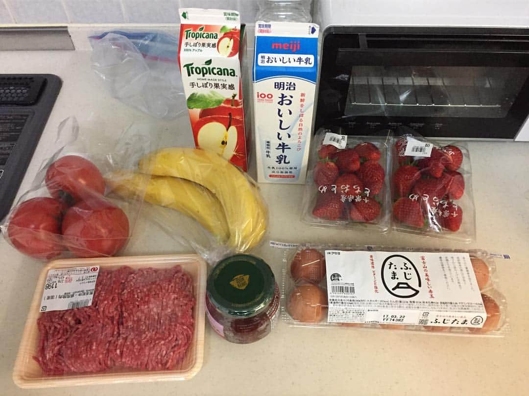 ジェイソン・スタンリッジのインスタグラム：「Who can be the first person to guess the price of my grocery store run from today?? You might win a prize....you also might not」
