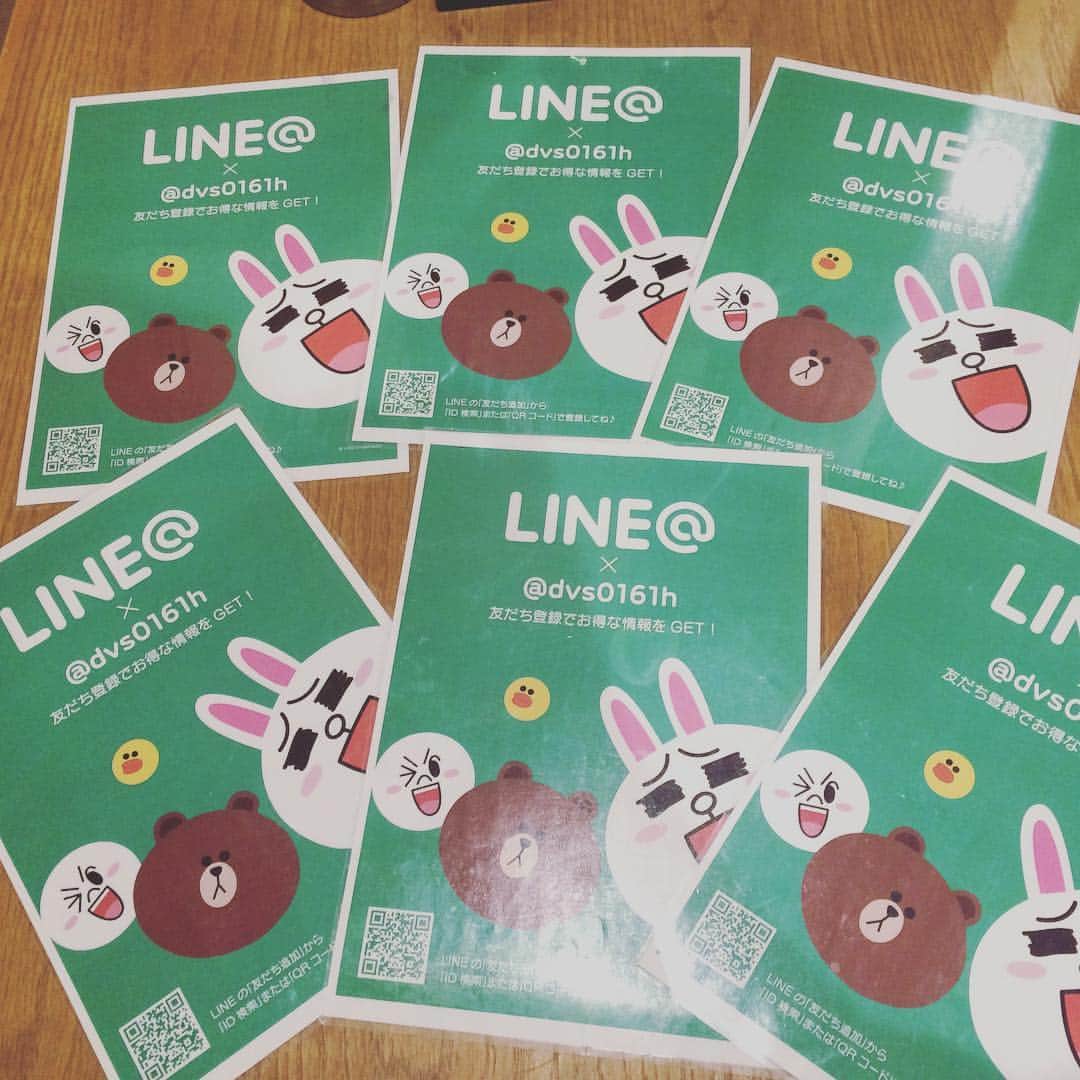 知床漁場明石桜町店のインスタグラム：「いつもご来店ありがとうございます☺️💕💕 席の上に置いてありますこちらのLINEを登録して頂くと、なんとワンドリンクサービスしちゃいます😍😍😍 大変お得なので、 是非ご利用くださいませ💕💕💕 #明石#知床#漁場#桜町店#北海道#知床漁場#line #インスタ#サービス#ドリンク#🐟#かに #牡蠣#居酒屋#駅チカ」