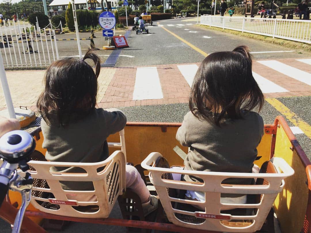 東原亜希さんのインスタグラム写真 - (東原亜希Instagram)「辻堂海浜公園にてファミリー自転車✌️ すっごい楽しそうにチリンチリン鳴らしていました♡♡♡」3月5日 21時20分 - akihigashihara