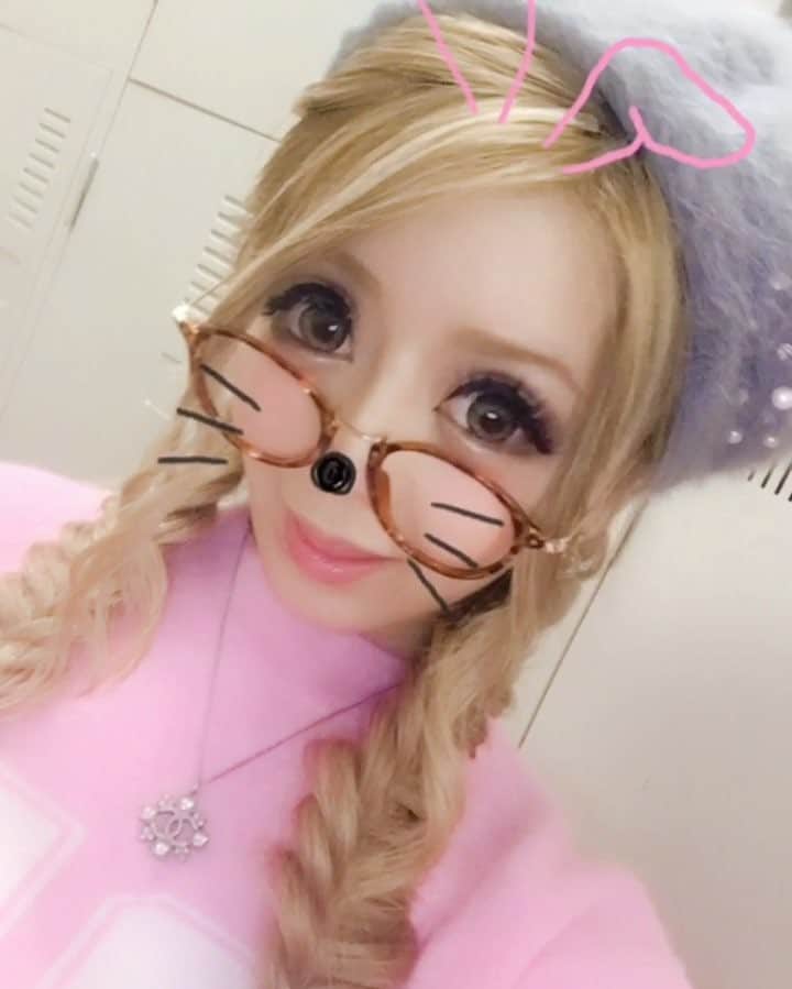 はるたむのインスタグラム：「たまには雰囲気変えて 初めてのフィッシュボーンヘアー💕 . . #hair #hairstyle #フィッシュボーン #三つ編み #伊達メガネ #丸メガネ #カジュアル #毎日着せ替え人形でいたい」