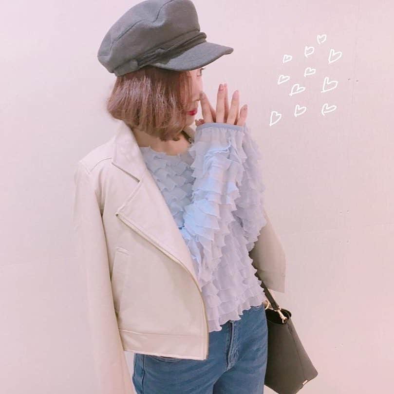 choa_officialのインスタグラム：「白のレザージャケットに合わせるのは爽やかなブルー♡たっぷりのフリルで女の子らしく♡暖かくなると爽やかな色のお洋服が着たくなりますよね♪フリルのお洋服でもレザージャケットを合わせることで甘くなりすぎずガーリーな服装が苦手な方でも挑戦しやすいく、甘辛コーデが出来ちゃいます♡ _  photo by @1016_kanako _  今をときめく貴女の投稿、ぜひご紹介させていただきたいので、フォローお待ちしてます♡→@choa.jp  #choa_jp#今をときめくあの人から学ぶ #レザージャケット #leatherjacket #ジャケット #jacket #jk #白 #ホワイト #white #青 #ブルー #blue #フリル #frill #フーズフーチコ #whoswhochico #コーデ #coordinate #ファッション #fashion#followme #お洒落さんと繋がりたい#whoswhochico」
