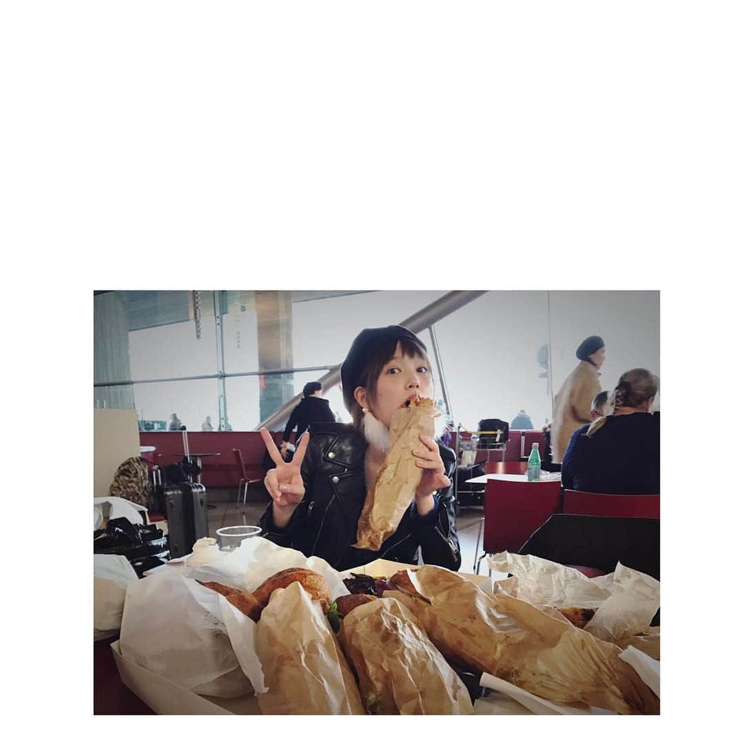 本田翼さんのインスタグラム写真 - (本田翼Instagram)「🥖❤️ おいしいパンを食べて、 パリとの別れを惜しみます😢 #paris🇫🇷」3月5日 23時25分 - tsubasa_0627official