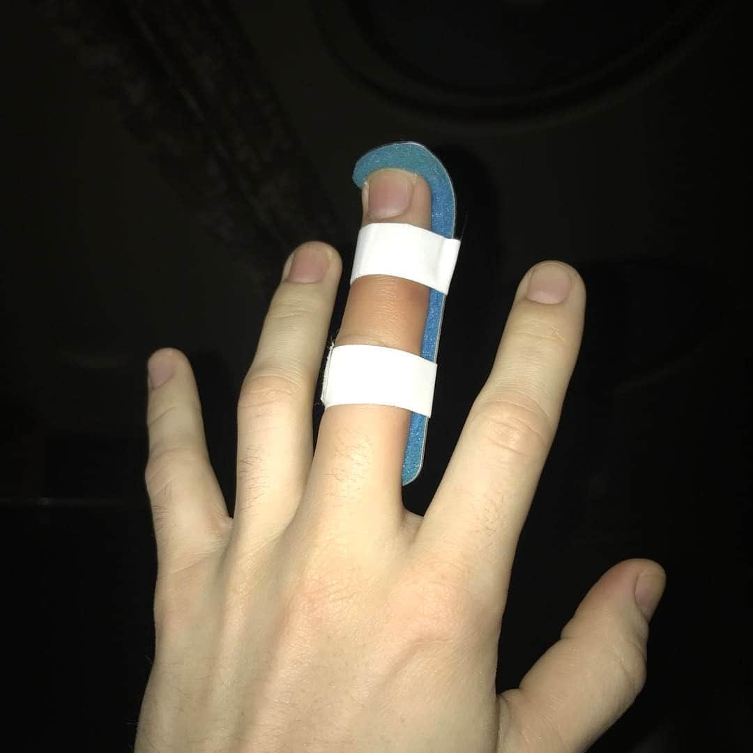 ブレンドン・ウリーさんのインスタグラム写真 - (ブレンドン・ウリーInstagram)「This happened 2 days ago. This is my finger now after literally trying to catch something that was falling from a table. I missed. But the table got my finger. Now it's bruised and sprained and I have to wear this shit for a while. It does look funny when I play piano or drums though. So I guess that's a plus.」3月6日 1時04分 - brendonurie