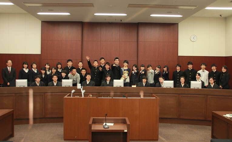 神戸学院大学さんのインスタグラム写真 - (神戸学院大学Instagram)「ポートアイランドキャンパスの法廷キャンパスで3月3日、県立神戸鈴蘭台高校の2年生が公開模擬裁判を開きました。生徒らは昨年5月から、総合的な学習の時間に法学部の角森正雄教授の「法学」の講義を受け、法律の基礎知識や裁判の仕組みなどを学んできましたが、この模擬裁判はその集大成です。生徒らは、マンションで禁じられたペット飼育を巡り、マンション管理組合がペットの犬を飼う一人の住民を相手取り、飼育禁止の判決を求めた実際の事件をモデルに、原告、被告側弁護人らが冒頭陳述や証人調べなどを展開。法服を着た裁判官役の生徒が最終的に「請求棄却」の判断を示しました。この授業は2014年度から取り組んでいる高大連携事業です。高校生に、大学レベルの教育に触れてもらうとともに、高校で学んでいることが大学や社会でどのように活かされていくのかを体験してもらう機会になっています。 #神戸学院大学 #神戸学院 #ポートアイランドキャンパス #法学部 #法廷教室 #神戸鈴蘭台高校」3月6日 10時37分 - kobegakuin_university_koho