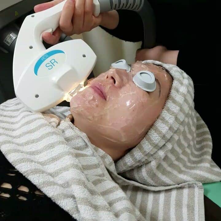 のインスタグラム：「品川院で最も人気の施術SR。 美白✨を実現します。 ちなみにこれは私の妹です。先日、母もSRを受けにきました。」