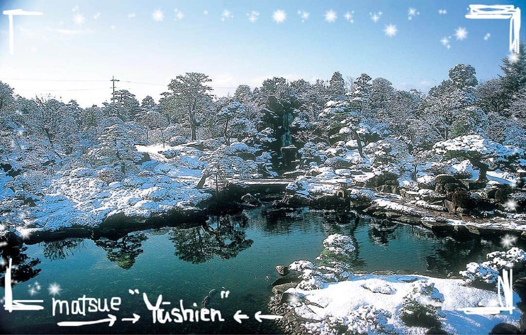 松江女子旅のインスタグラム：「おはようございます❤️ いつかの雪景色✨✨ 由志園の写真をどうぞ‼️ 青い空に白い雪は 目がいたくなるけど、 鼻に抜ける冬の香りで 頭がスッキリします(﹡ˆoˆ﹡)❄❄ 👠  Good morning. Please take a picture of the snowy landscape of Yushien. #雪景色 #snow #由志園 #松江 #晴れ #goodmorning #観光 #女子旅 #真っ白 #雪 #日本 #japan」