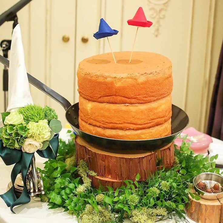 プレ花嫁の結婚式準備サイト marry【マリー】さんのインスタグラム写真 - (プレ花嫁の結婚式準備サイト marry【マリー】Instagram)「⋆*❁ 幼い頃、誰もが夢見た憧れの#ホットケーキ 💕 #ぐりとぐら のホットケーキをイメージした #ウェディングケーキ です🍰 . グリーンに、切り株に、フライパン🍳 森の中の動物たちのパーティに出てきそうなデザインに ゲストもびっくり&大喜びですね🌳🌳 . ぐりぐらの帽子の#ケーキトッパーも 可愛すぎます❤️💙 . photo by @h_pyon.baby . #花嫁diy #プレ花嫁diy #花嫁 #プレ花嫁  #結婚式レポ  #結婚準備 #結婚式  #結婚 #結婚式準備  #披露宴 #プロポーズ #婚約 #卒花 #卒花嫁 #marry #marryxoxo」3月6日 20時46分 - marryxoxo_wd