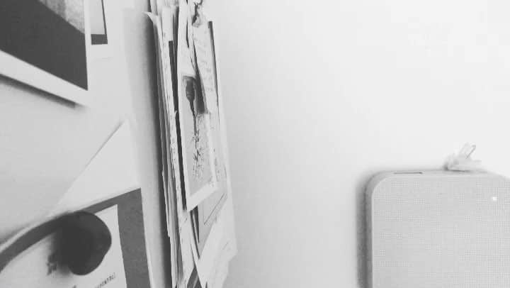 市川実和子のインスタグラム：「小西康陽さんに誘っていただいて、ムッシュとデュエットさせてもらった一曲。 わたしの稚拙な歌には、ぎゅっと目をつぶっていただいて…、 さすがムッシュ、さすが小西さん。今聴いても、やっぱりお洒落でかっこいい「二十歳の頃」 ムッシュにお会いしたとき、わたしはかしこまってしまい、ほとんど何もお話ししなかった。 だけど、とてもしなやかな感覚を持つ人なんだって感じたのを憶えている。その佇まいは、たっぷりとしたやわらかな猫みたいだった。 ムッシュがこの世界に残した数々の曲はこれからも、彼が纏っていた空気のように時をすり抜け、聴く人たちの耳に響いていくのかな。 それにしても、無知ゆえに今になって気がつくことはほんとうに多い。 わたしはすごい体験をさせてもらったのだって。 #monsieurkamayatsu #ムッシュかまやつ」
