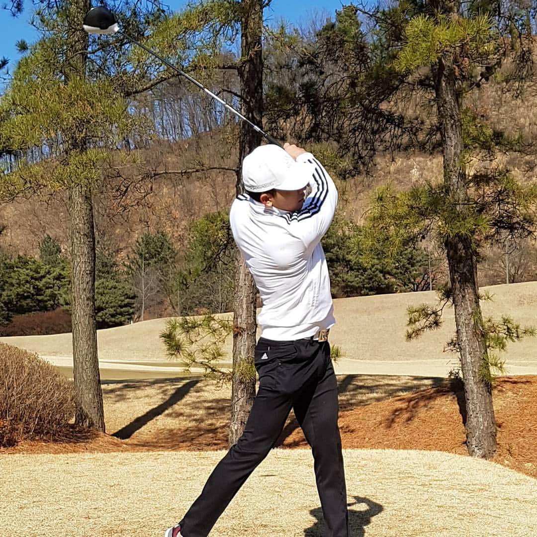 キ・テヨンのインスタグラム：「간만에 갔는데 너무 춥다 ㅎㅎ  그나저나 연습좀 해야겠다 #kitaeyoung #기태영 #로희아빠 #lohee #golf #춥다」