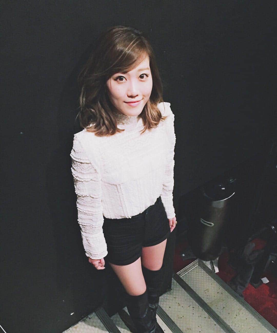 菜々香のインスタグラム：「この間のライブ 久しぶりにニーハイブーツを履いて踊った💛⚡️ 最近ニーハイブーツ売ってないよね…！衣装で他にも可愛いの欲しいの！どこで売ってるかしら #live #dress #lace #kneehighboots #boots #菜々香 #nanaka #instananaka」