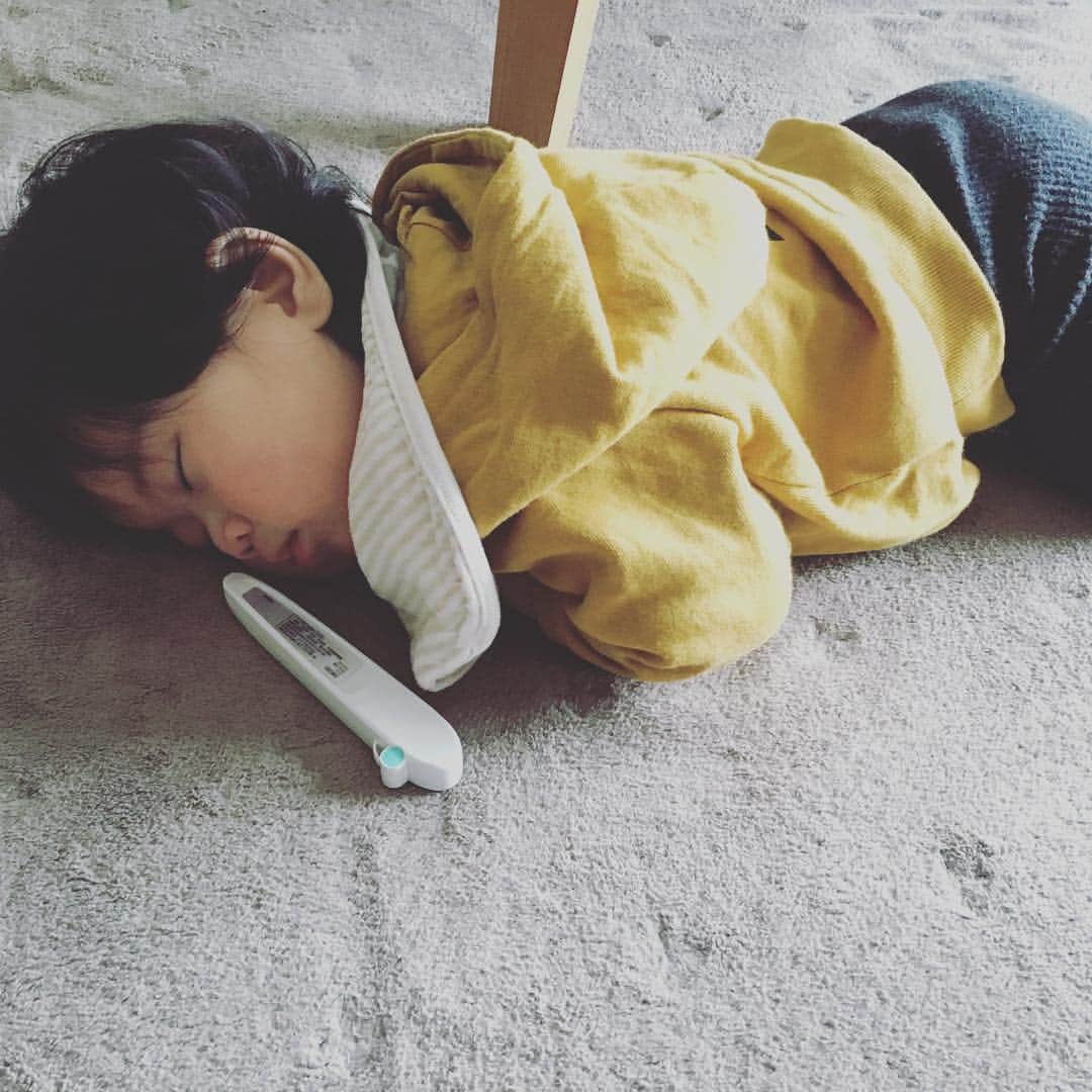 kchan0722のインスタグラム：「* ソウタ、朝からお熱。 朝はさすがにしんどかったのか、この状態で勝手に寝た！😯しかも1時間半！笑 小児科行くから抱っこ紐にうつしたけど、それからもまだ寝てたな。笑 しんどかったんやろな🙌 * とりあえず、小児科行ったけど鼻水以外の症状はほとんどないから、飲み薬もらって様子みることに。 * 機嫌もいいし食欲もあるし、早く治るといいんやけど☺ *」