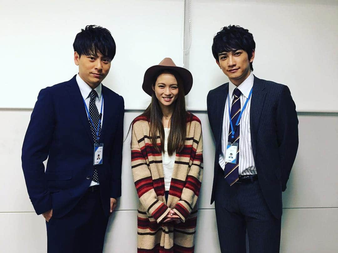 のインスタグラム：「「Love or Not」の主題歌をLeolaさんが歌ってくださっています！ 聴いていると自然とテンションが⤴︎⤴︎✨ #loveornot  #主題歌 #Leola さん #現場にもわざわざ来てくださいました #差し入れの栄養ドリンク #美味しくいただきました🙏✨」