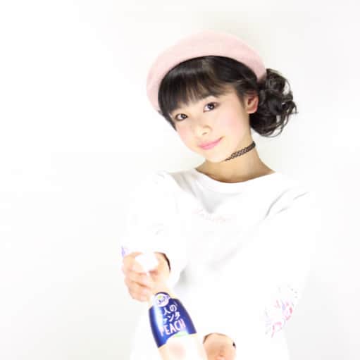 栗田桃花さんのインスタグラム写真 - (栗田桃花Instagram)「桃味飲料シリーズ、とりあえずラスト〜♪ 大人のファンタピーチ🍑 味わいリッチなピーチ果汁にピューレのおいしさ💕😋 大人な感じ、伝わった？w 健ちゃん先生のレッスンでみんなアイテム１つ持って、撮ってもらったよ😉✨ 先生、いつもいろいろ教えてくれてありがとうございまーす😆 #大人のファンタ  #大人のファンタピーチ  #桃味 #ピーチ #ピーチ味  #飲料 #cm風  #撮影レッスン  #コカコーラ #健ちゃん先生 #栗田桃花」3月7日 7時54分 - kurimomo330