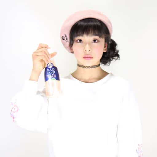 栗田桃花さんのインスタグラム写真 - (栗田桃花Instagram)「桃味飲料シリーズ、とりあえずラスト〜♪ 大人のファンタピーチ🍑 味わいリッチなピーチ果汁にピューレのおいしさ💕😋 大人な感じ、伝わった？w 健ちゃん先生のレッスンでみんなアイテム１つ持って、撮ってもらったよ😉✨ 先生、いつもいろいろ教えてくれてありがとうございまーす😆 #大人のファンタ  #大人のファンタピーチ  #桃味 #ピーチ #ピーチ味  #飲料 #cm風  #撮影レッスン  #コカコーラ #健ちゃん先生 #栗田桃花」3月7日 7時54分 - kurimomo330
