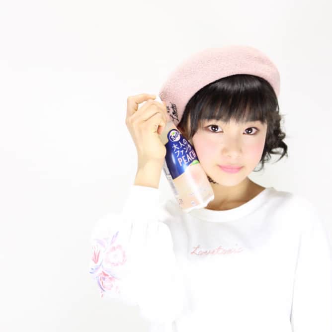 栗田桃花さんのインスタグラム写真 - (栗田桃花Instagram)「桃味飲料シリーズ、とりあえずラスト〜♪ 大人のファンタピーチ🍑 味わいリッチなピーチ果汁にピューレのおいしさ💕😋 大人な感じ、伝わった？w 健ちゃん先生のレッスンでみんなアイテム１つ持って、撮ってもらったよ😉✨ 先生、いつもいろいろ教えてくれてありがとうございまーす😆 #大人のファンタ  #大人のファンタピーチ  #桃味 #ピーチ #ピーチ味  #飲料 #cm風  #撮影レッスン  #コカコーラ #健ちゃん先生 #栗田桃花」3月7日 7時54分 - kurimomo330