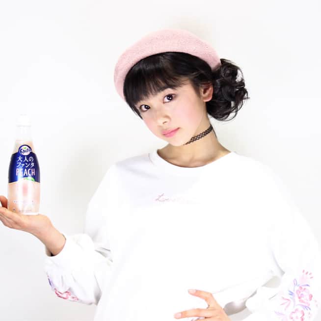 栗田桃花さんのインスタグラム写真 - (栗田桃花Instagram)「桃味飲料シリーズ、とりあえずラスト〜♪ 大人のファンタピーチ🍑 味わいリッチなピーチ果汁にピューレのおいしさ💕😋 大人な感じ、伝わった？w 健ちゃん先生のレッスンでみんなアイテム１つ持って、撮ってもらったよ😉✨ 先生、いつもいろいろ教えてくれてありがとうございまーす😆 #大人のファンタ  #大人のファンタピーチ  #桃味 #ピーチ #ピーチ味  #飲料 #cm風  #撮影レッスン  #コカコーラ #健ちゃん先生 #栗田桃花」3月7日 7時54分 - kurimomo330